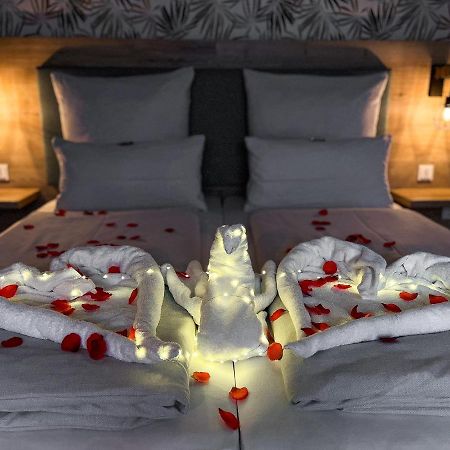 Hotel Le Filou Hille Bagian luar foto