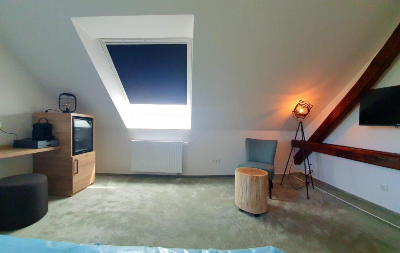 Hotel Le Filou Hille Bagian luar foto