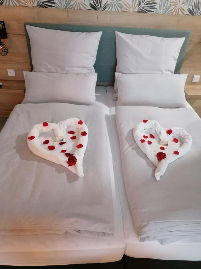Hotel Le Filou Hille Bagian luar foto