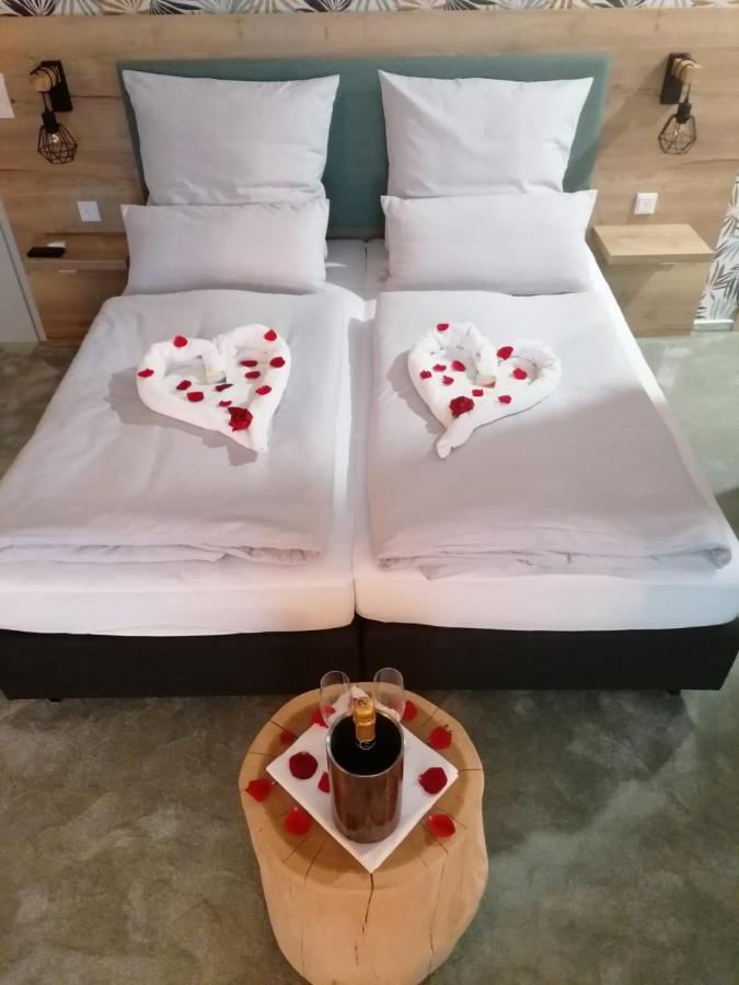 Hotel Le Filou Hille Bagian luar foto