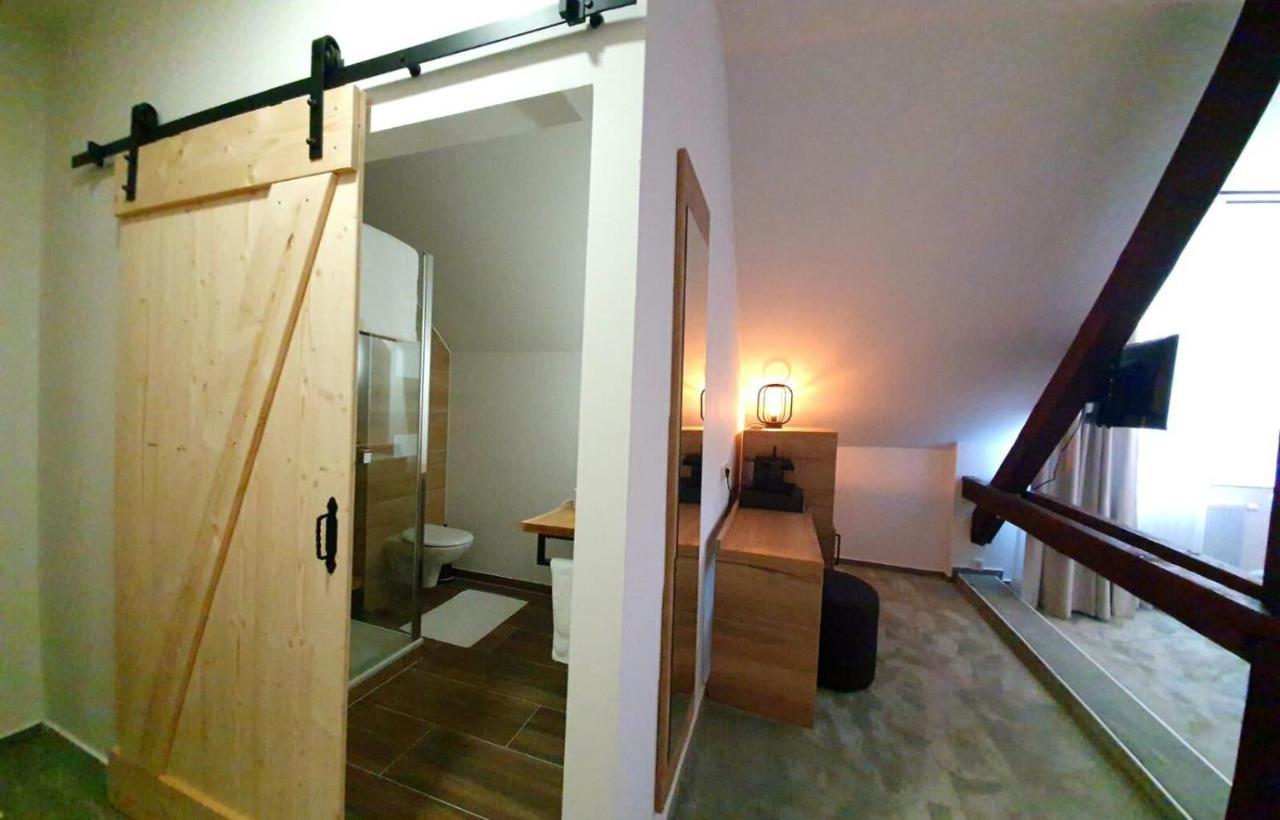 Hotel Le Filou Hille Bagian luar foto